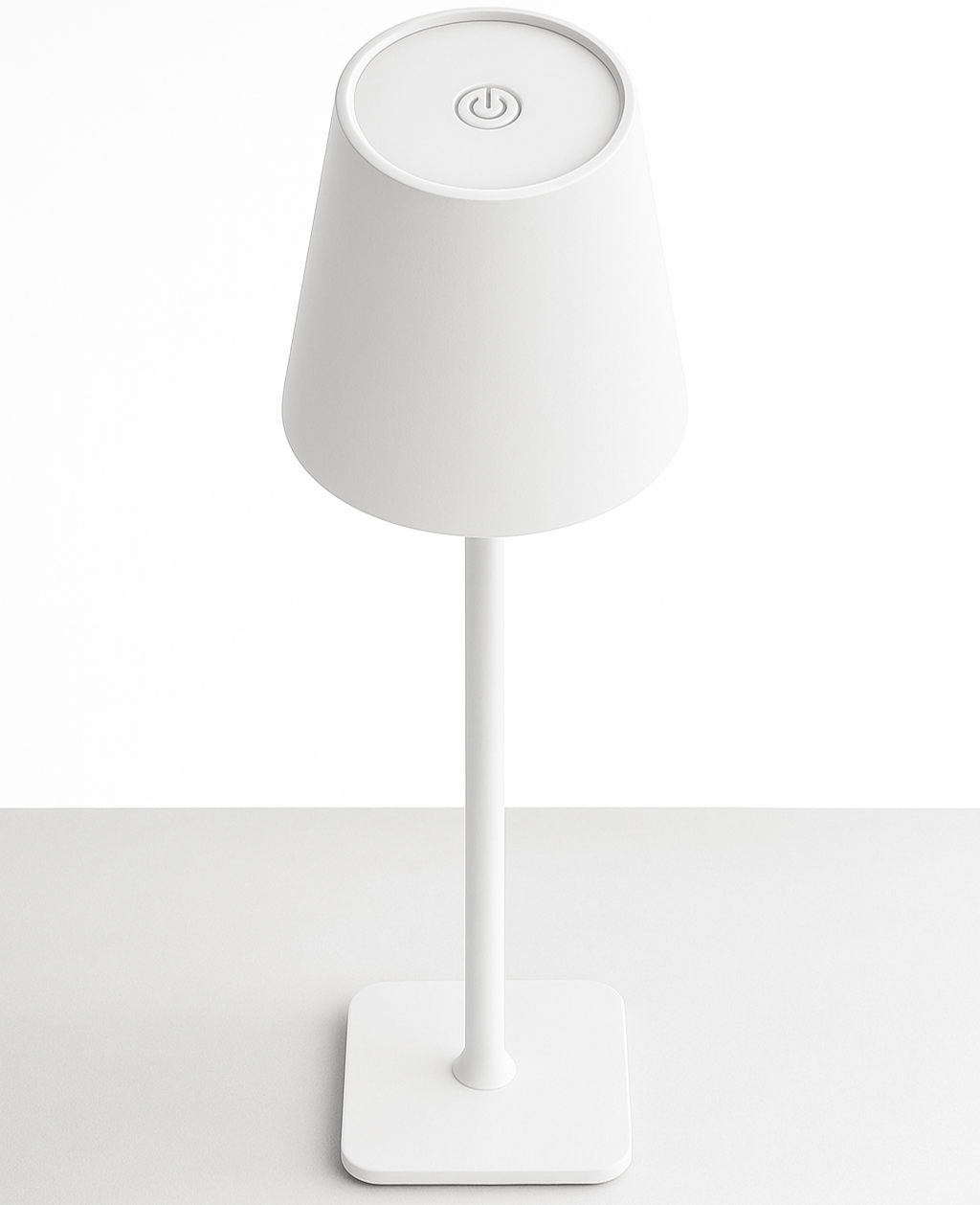 Lámpara de sobremesa blanca con espárrago alargado y base cuadrada, ideal para decoración moderna.