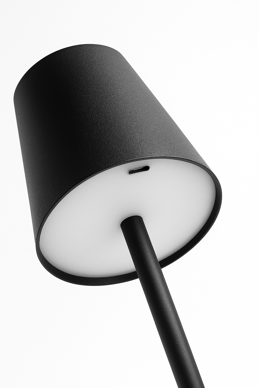Lámpara de mesa moderna inclinada, diseño elegante con acabado negro y control táctil.

