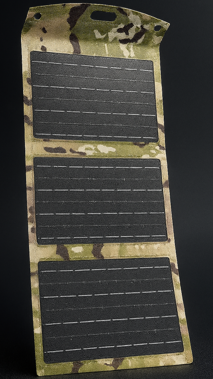 Vista frontal del panel solar plegable . totalmente extendido, mostrando sus celdas solares en acabado camuflaje